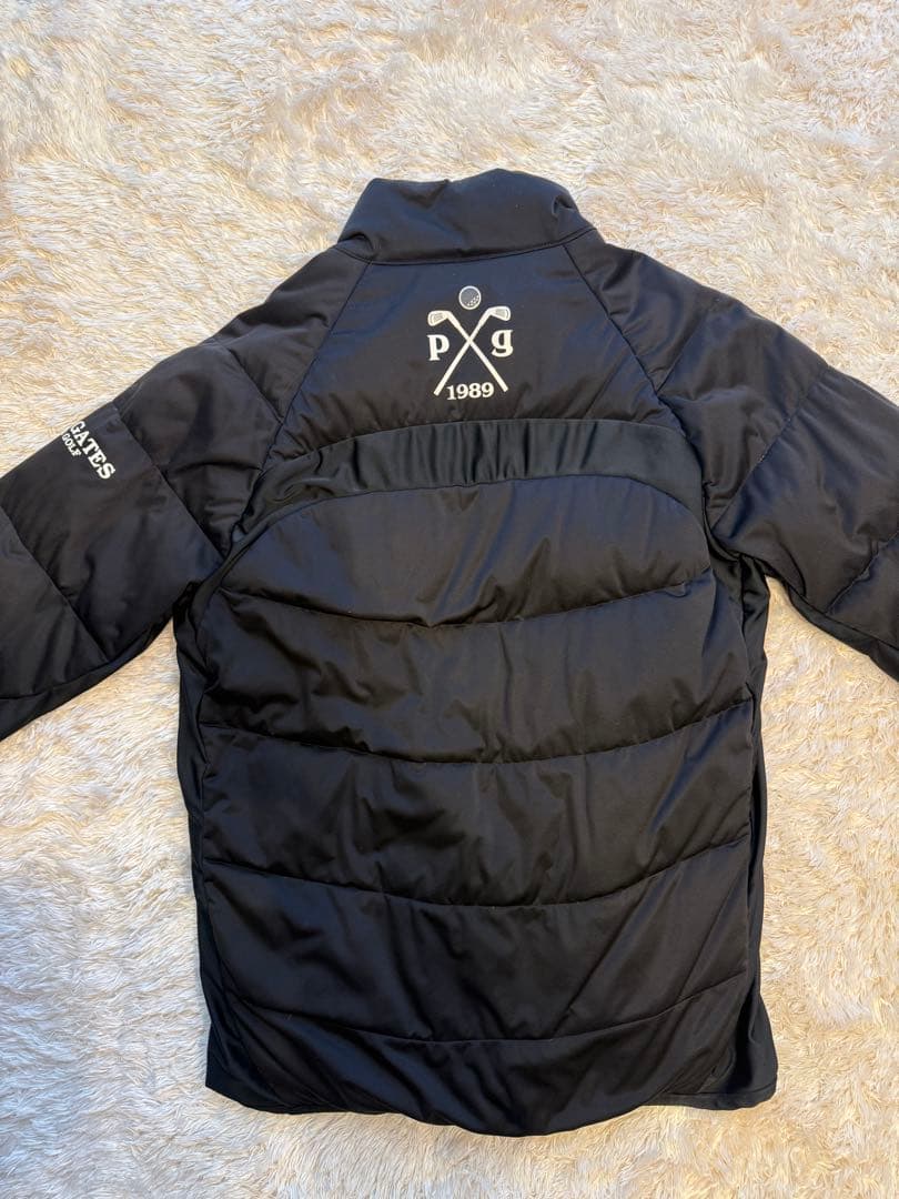 パーリーゲイツ　エンブレム付きブラックダウンジャケット
