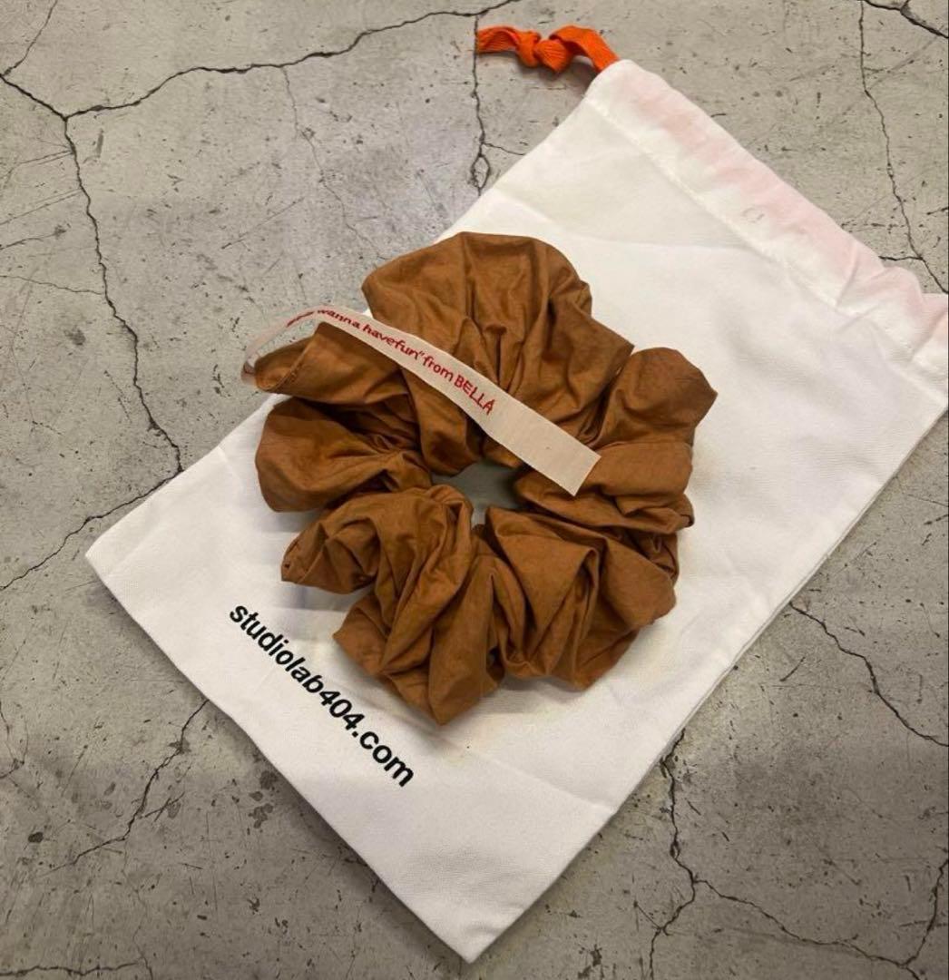BELLA Big シュシュ キャメル 新品未開封 ヘアゴム　ヘアアクセサリー
