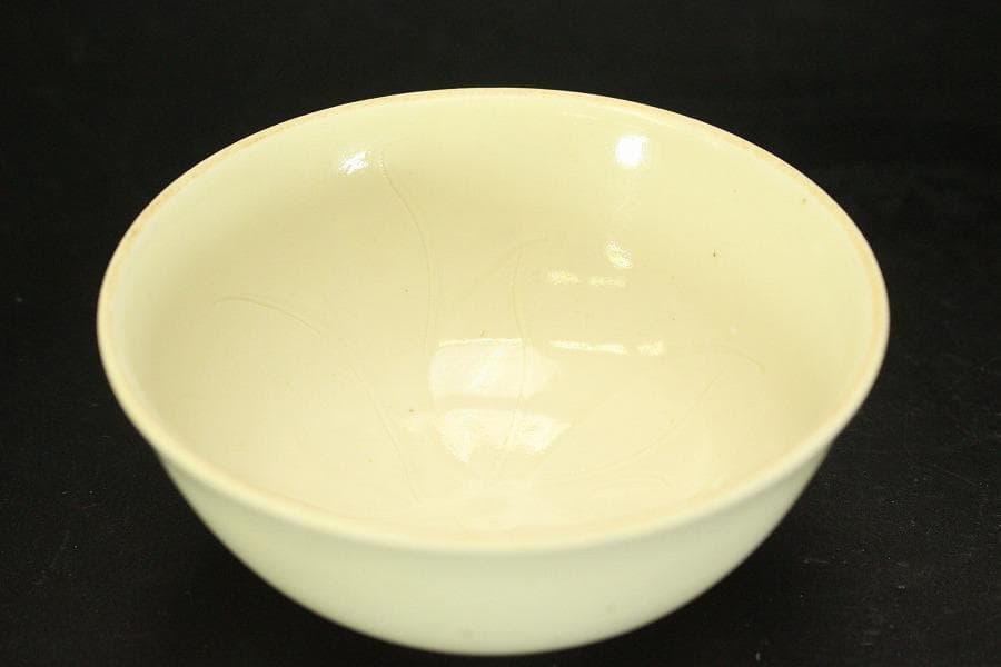 中国美術 白磁 刻 花紋 碗 一対(A281)