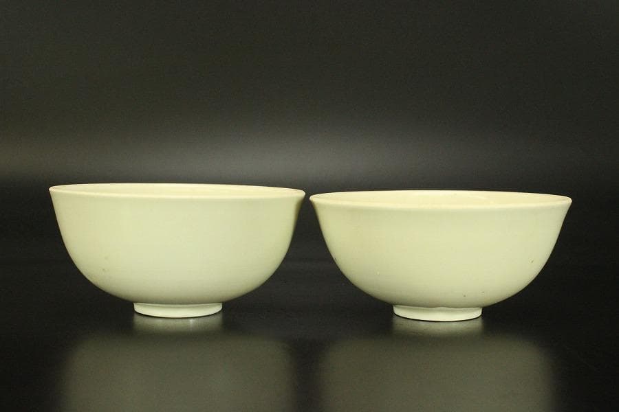 中国美術 白磁 刻 花紋 碗 一対(A281)