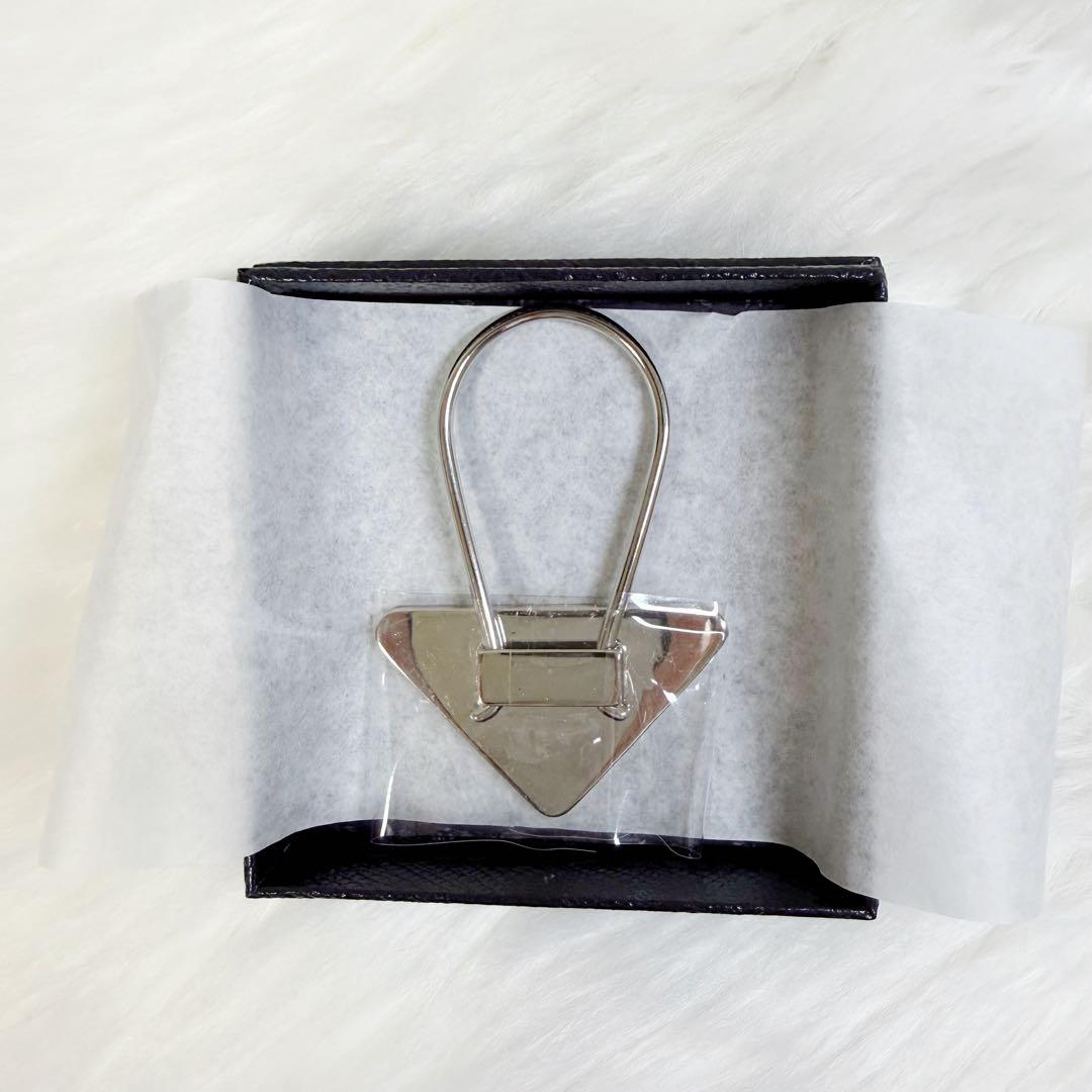 【新品未使用】PRADA 三角形メタルキーホルダー