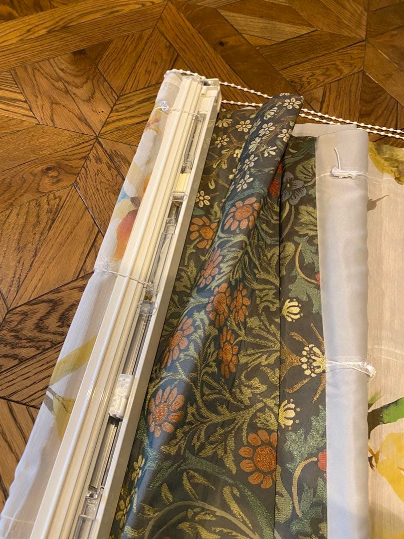 モーリスロールカーテン3セット、表示価額は、一つのみ