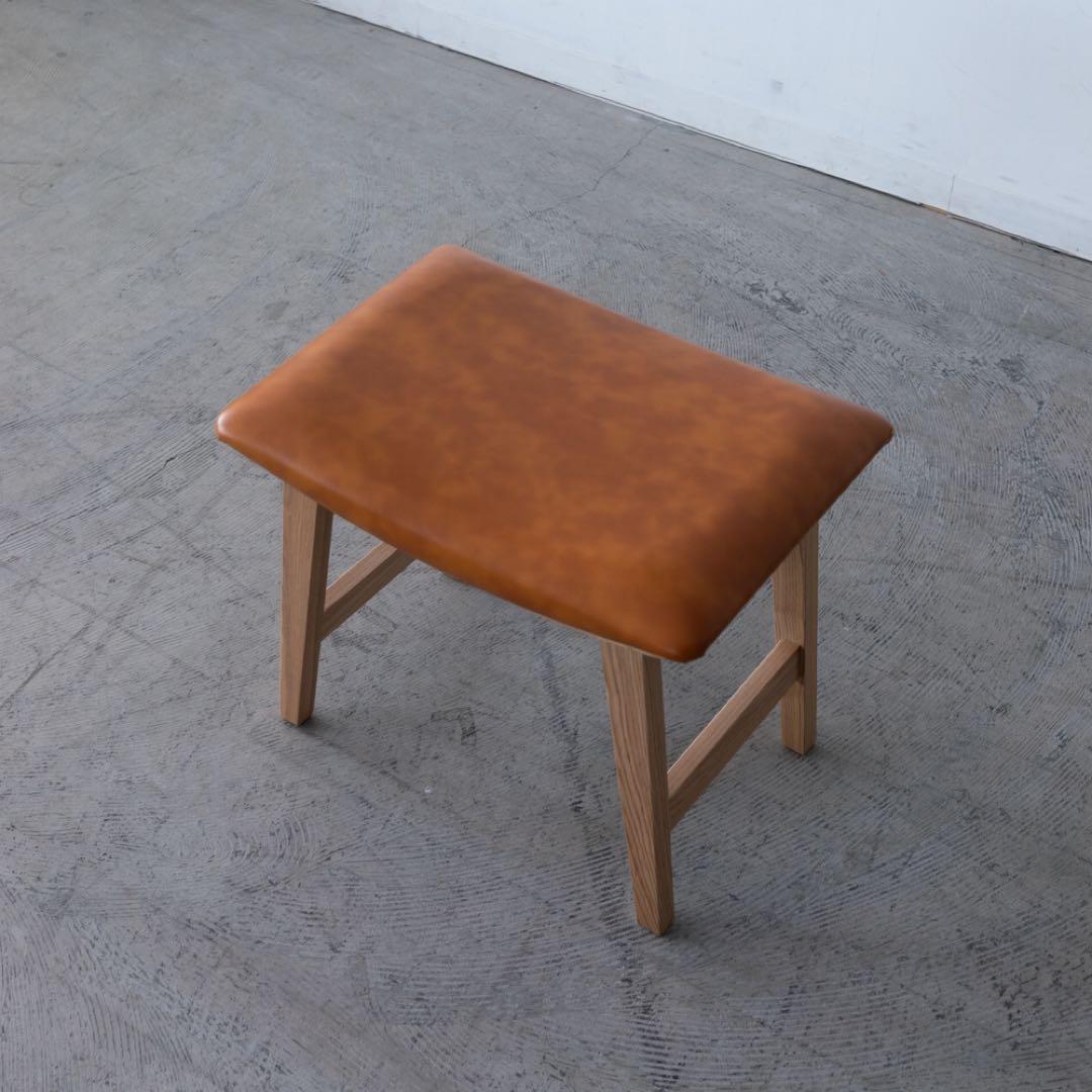 ブラウンレザー スツール 木製脚