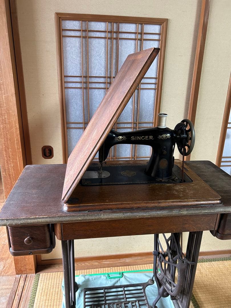 アンティークの足踏み式シンガーミシン(引き出し付きキャビネット型)