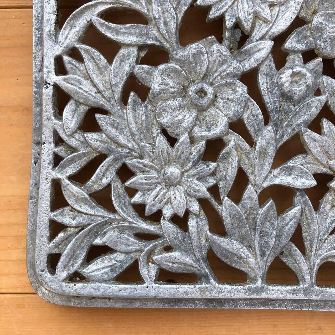 花のレリーフが美しい古い鍋敷き　トリベット　アンティーク　フランス　no.288