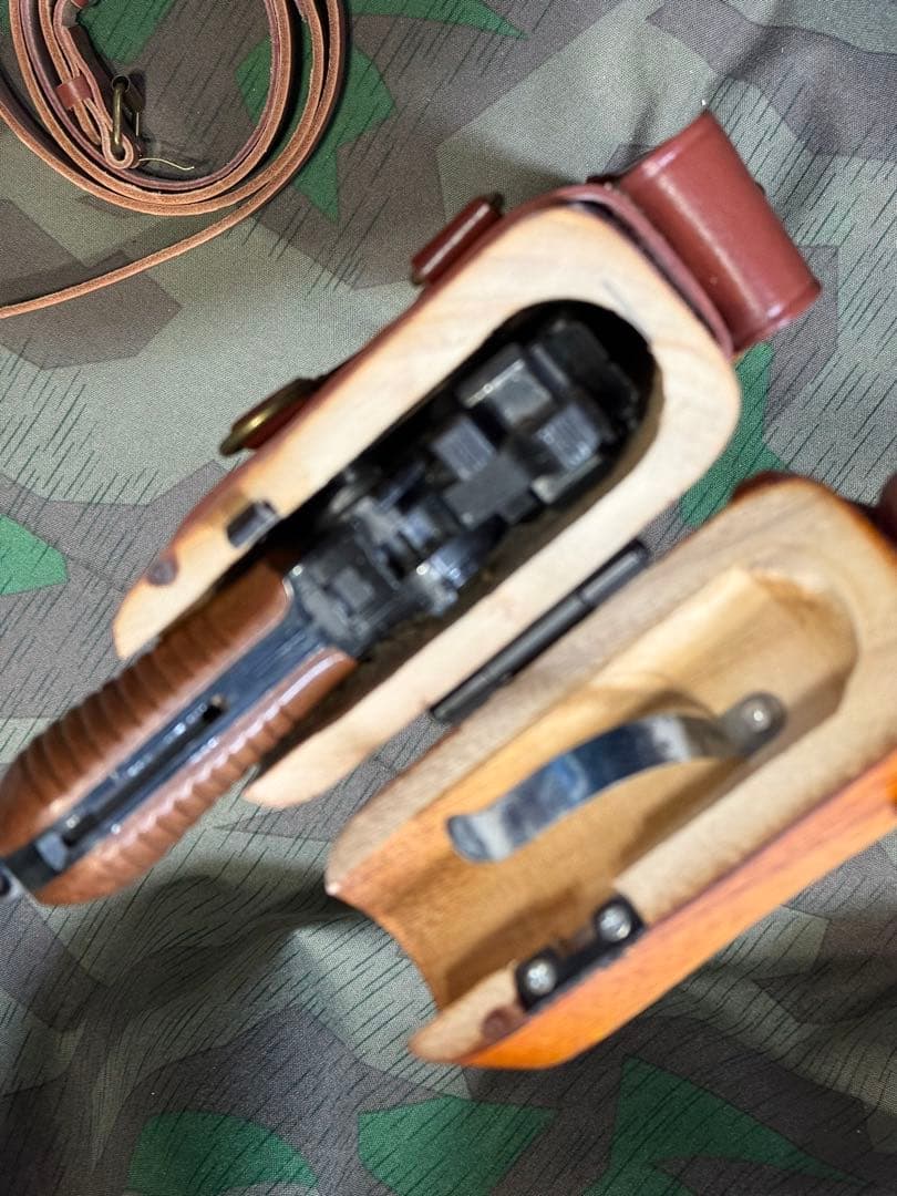 ❷ドイツ軍 モーゼルM712用木製ホルスター&ホルダーとスリング(レプリカ)