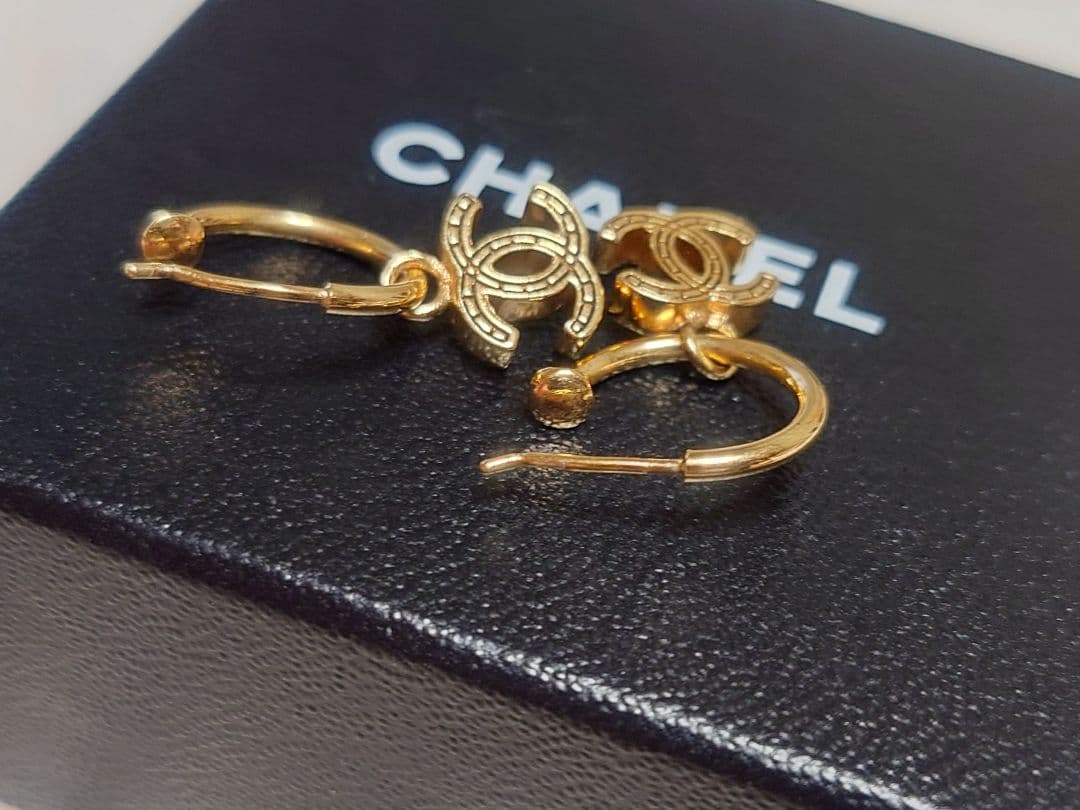 シャネルCHANEL ゴールド ロゴ フープ ピアス