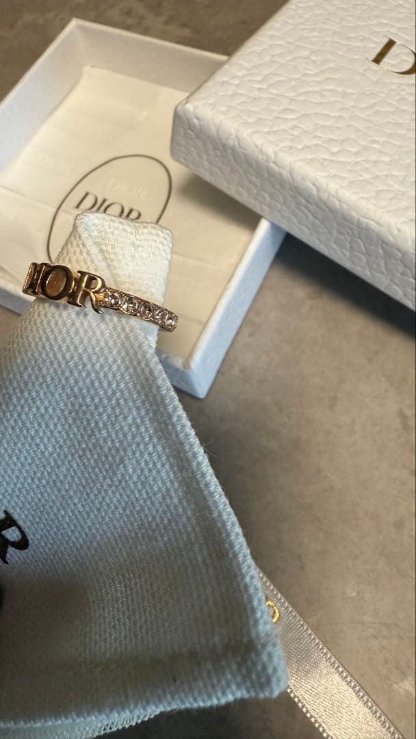 【箱&ノベルティ付き】Dior ロゴ ピンクゴールドリング クリスタル装飾