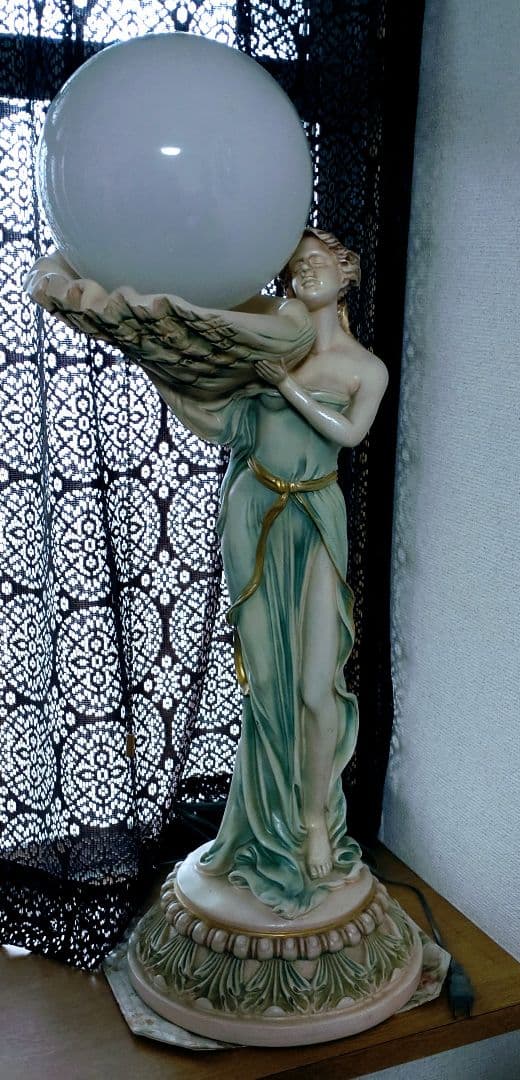 イタリア製女性像のランプ