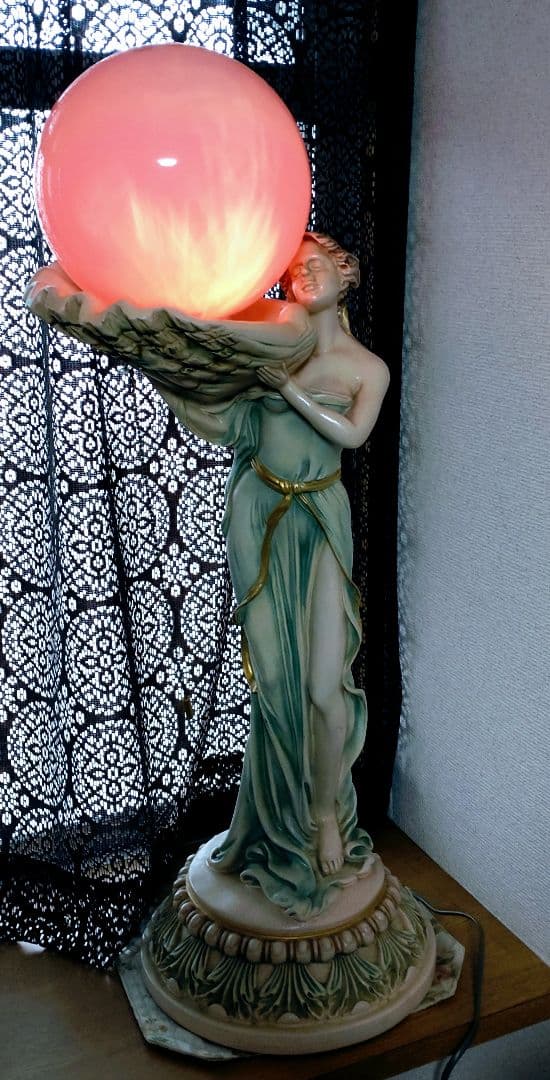 イタリア製女性像のランプ