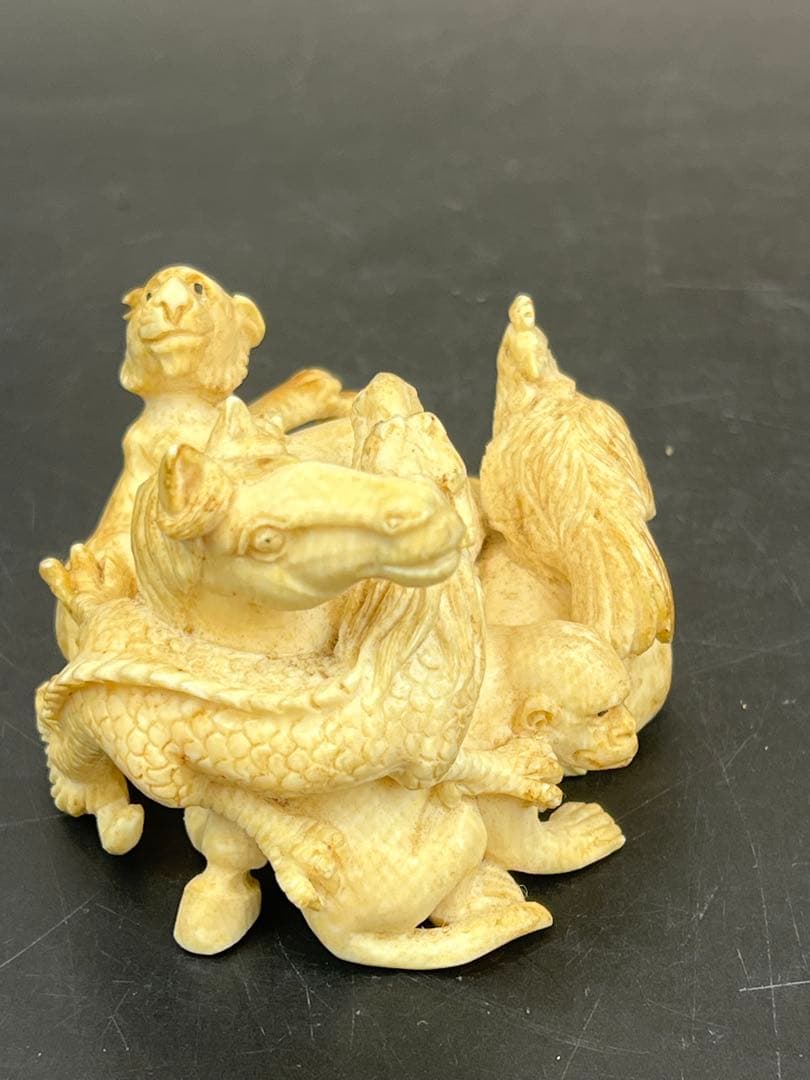 珍品　極上￼巨大根付　台付き　109g 送料込み