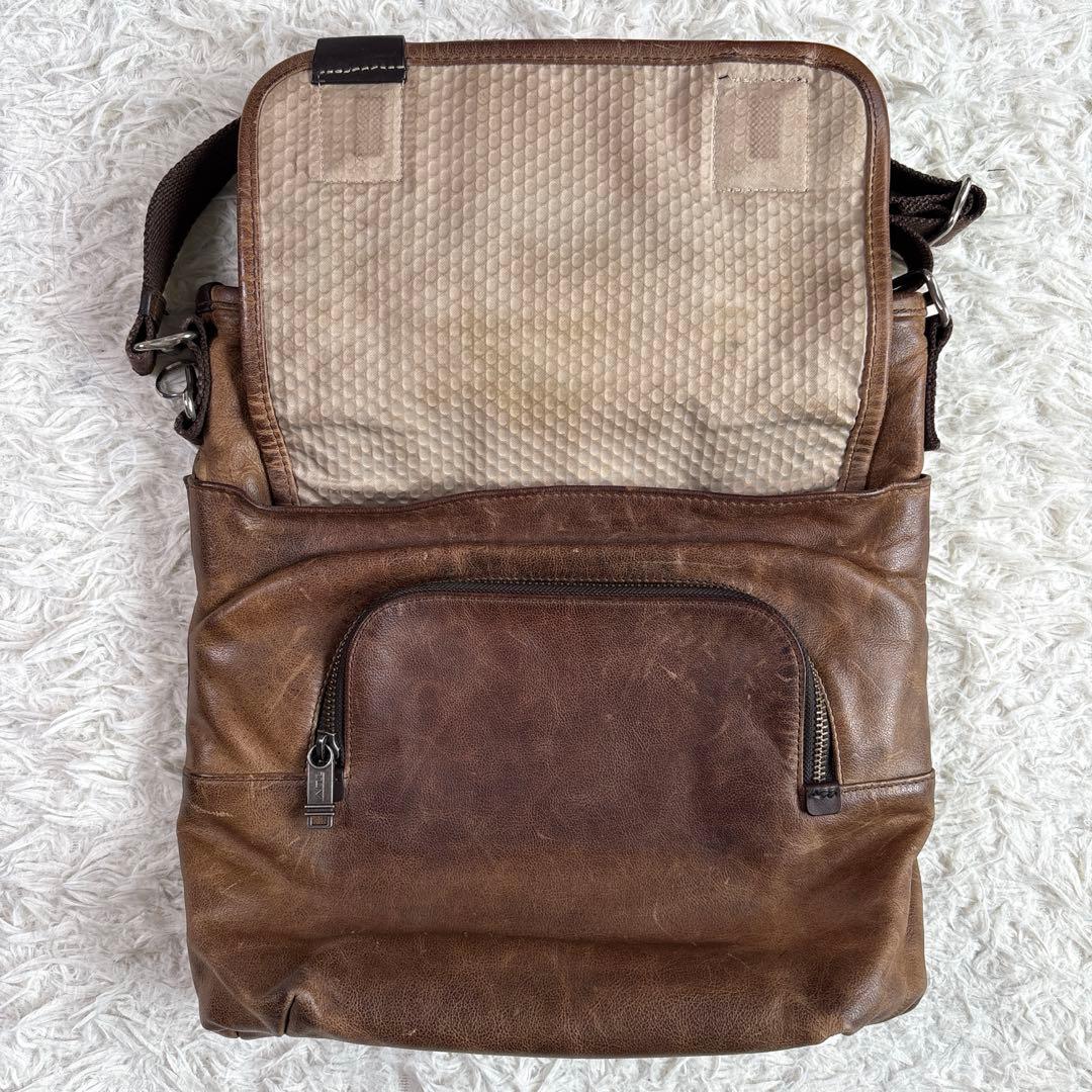 トゥミ　クロスボディバッグ　ショルダーバッグ　ヴィンテージ加工　レザー　ブラウン