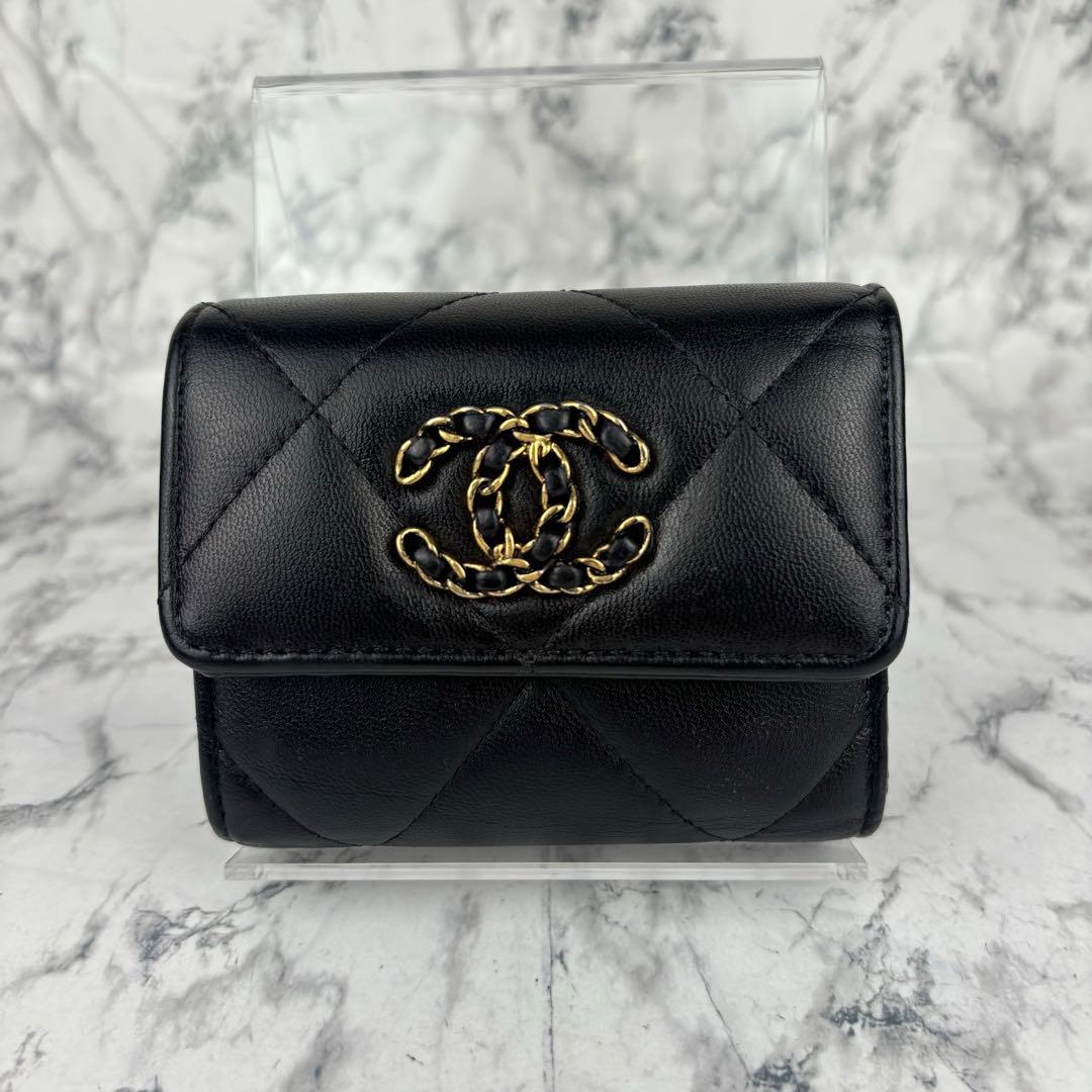 68 CHANEL 三つ折り財布　シャネル19 ディズヌフ