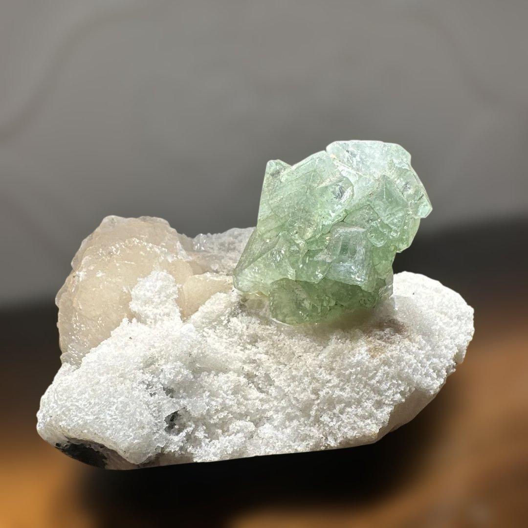希少！グリーンアポフィライト＋スティルバイト＋クォーツ母岩付