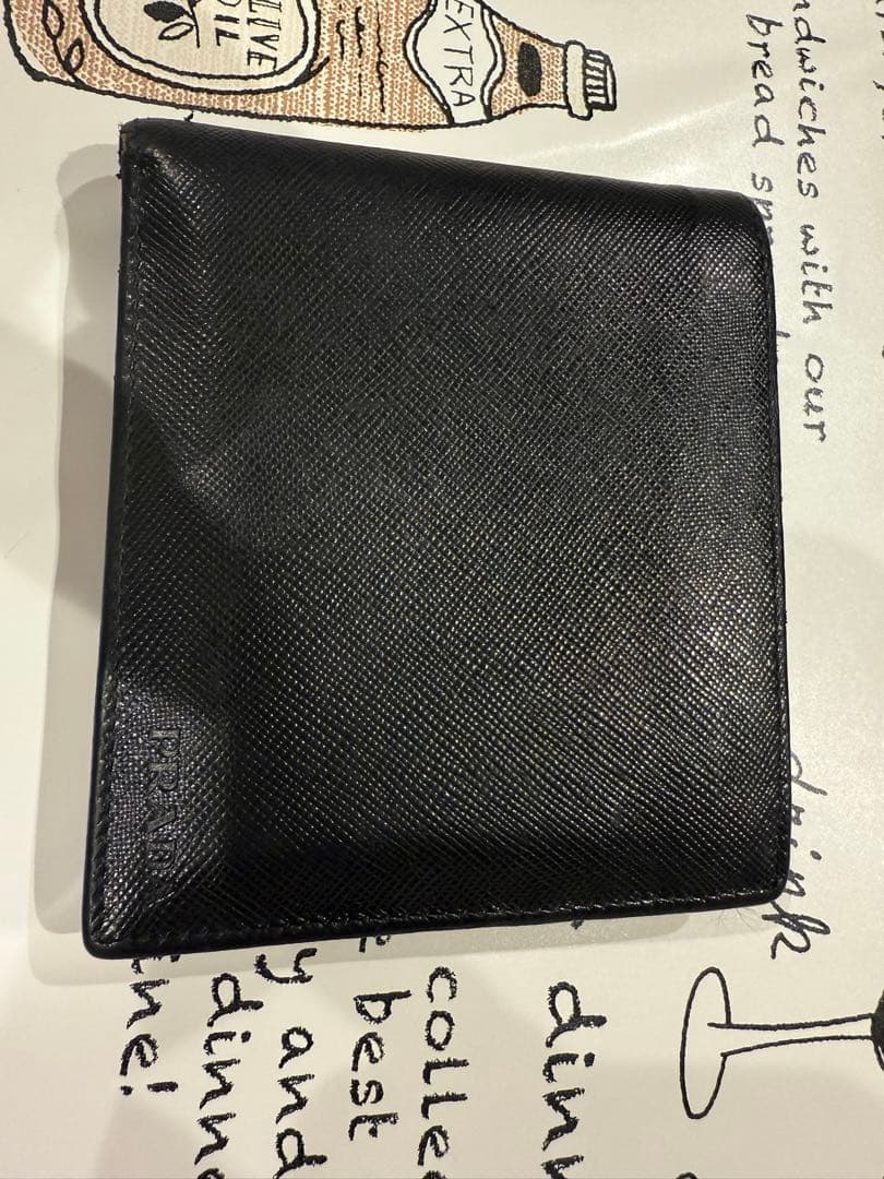 PRADA サフィアーノ 二つ折り財布　メンズ黒色