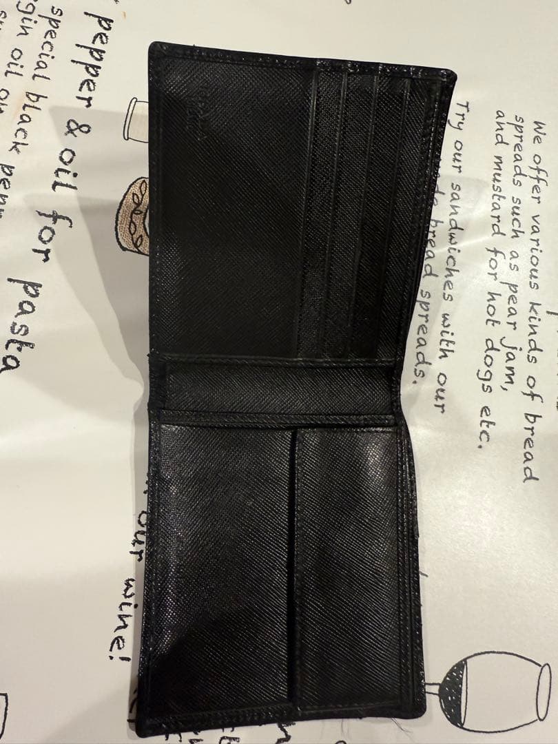 PRADA サフィアーノ 二つ折り財布　メンズ黒色