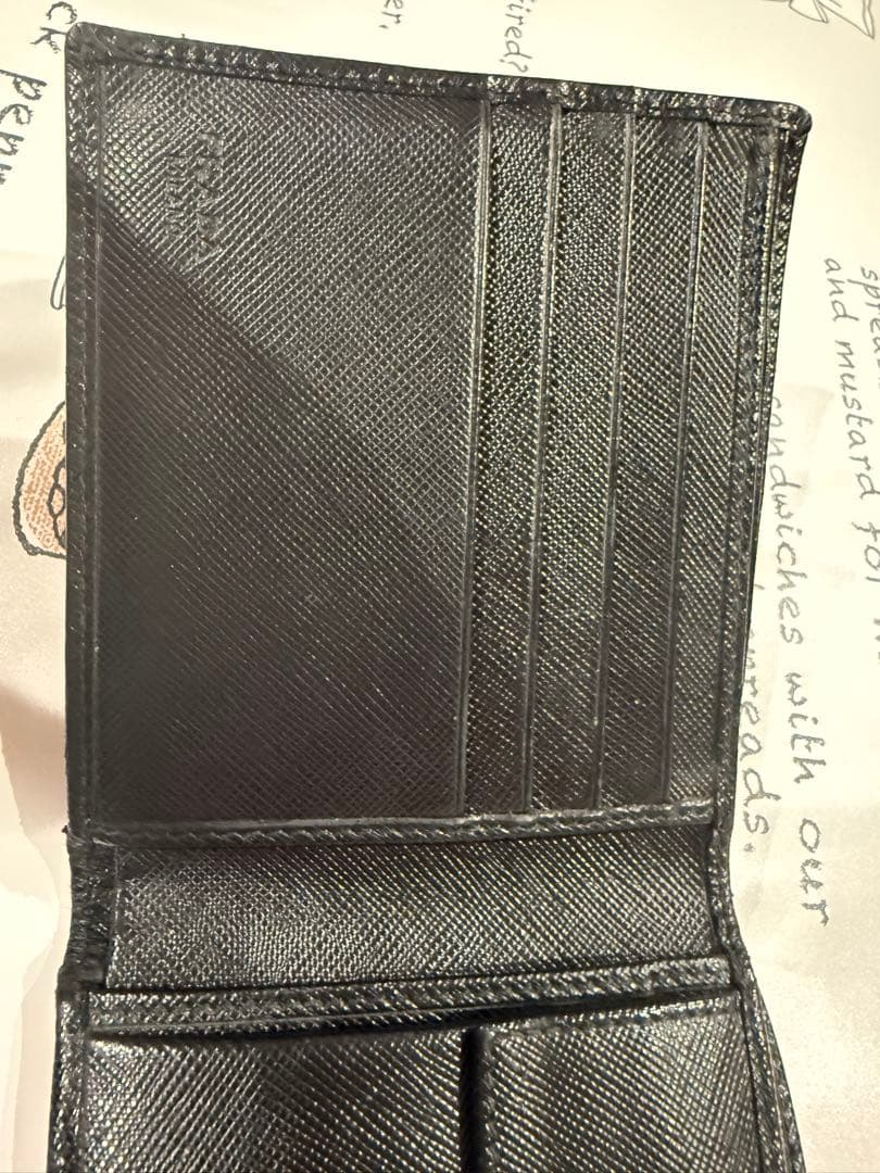 PRADA サフィアーノ 二つ折り財布　メンズ黒色