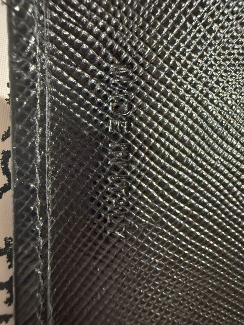 PRADA サフィアーノ 二つ折り財布　メンズ黒色