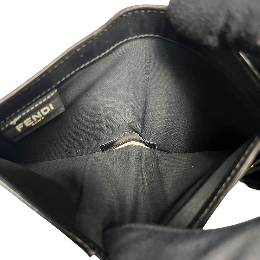 希少✨フェンディ 二つ折り財布 ロゴ 型押し レザー ブラック 黒