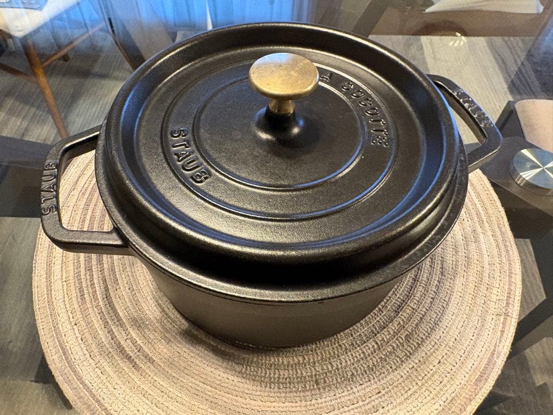 【美品】ストウブstaubピコココット ラウンド 22cm 人気マッドブラック色