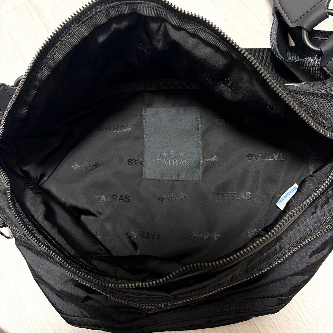 【極美品】タトラス　メルジ　ボディバッグ ウエストバック　ロゴプレート　ブラック