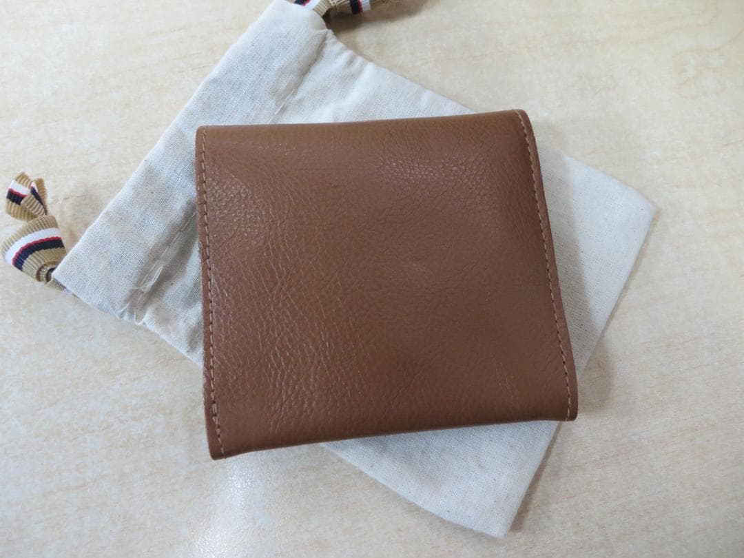 新作IL BISONTEイルビゾンテ スクエア二つ折り財布　未使用同様