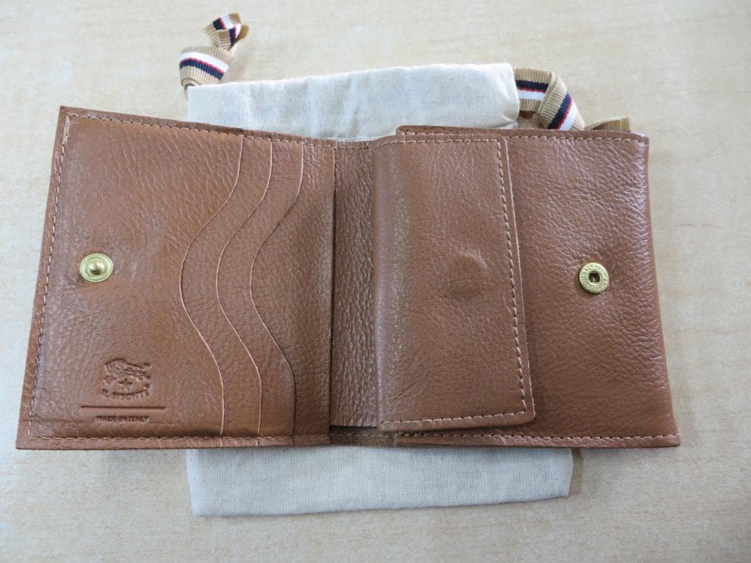 新作IL BISONTEイルビゾンテ スクエア二つ折り財布　未使用同様