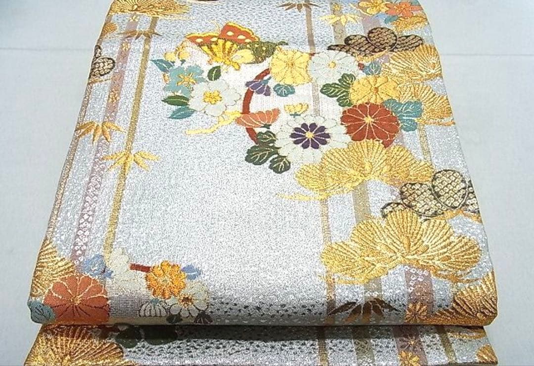 振袖フルセット６点サイズM〜L振袖 正絹仕付け糸、紫色の花柄未使用　新古品