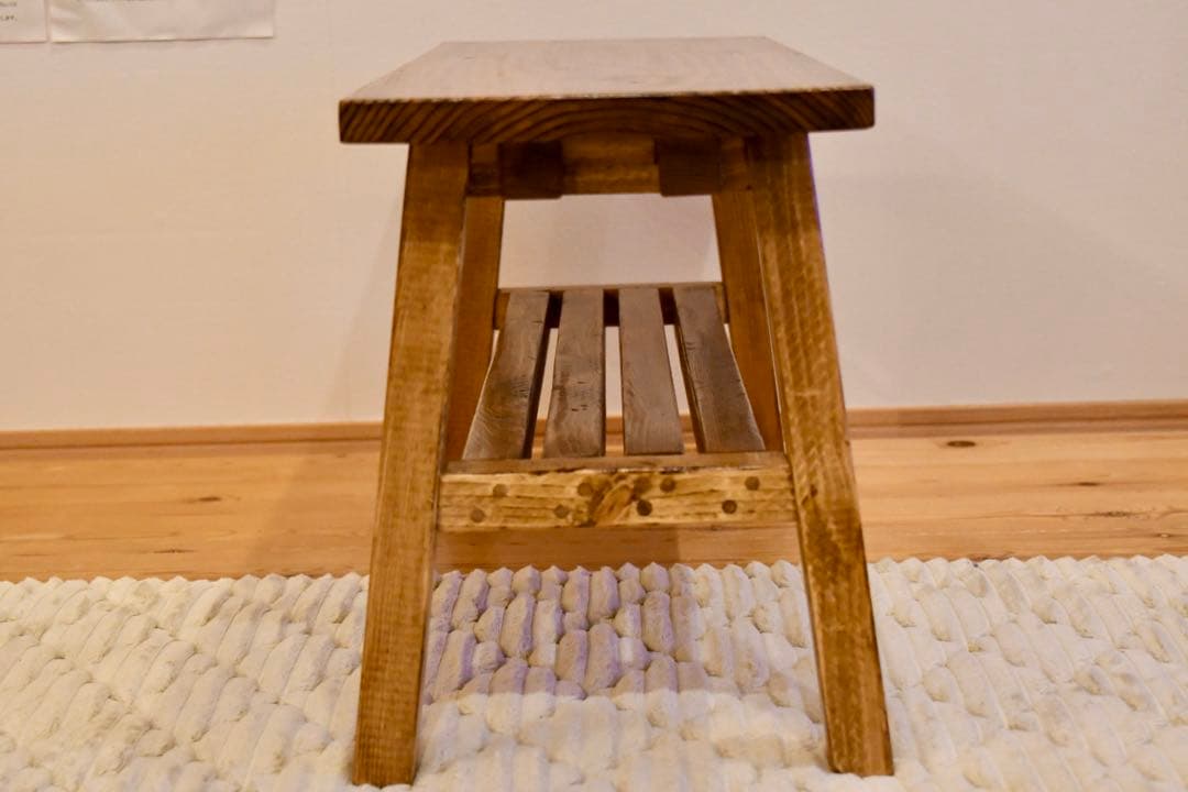 ハンドメイド木製スツール　ベンチ　下部棚付き