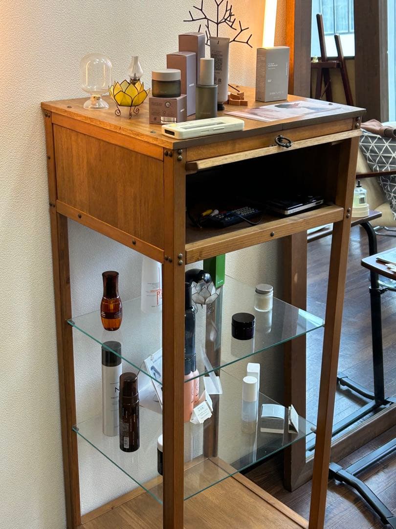 ま*マ様 木製 キャスター付き飾り棚 美容室ディスプレイ棚 ガラス受け 店舗什器