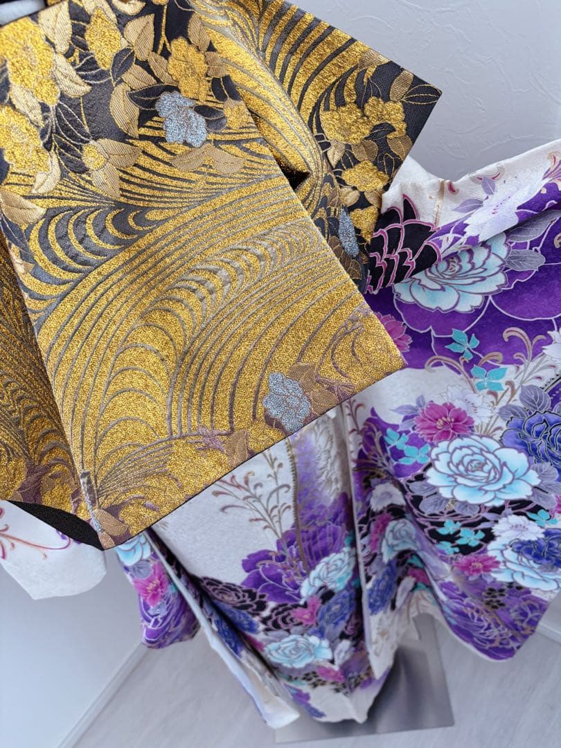 振袖正絹振袖フルセット　新品ボリューム有りのファー付き　牡丹薔薇　ラメ加工　黒白