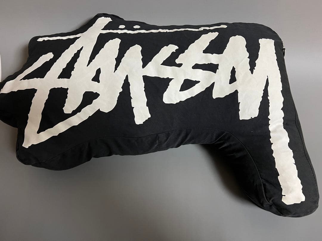 STUSSY ロゴ入り ブラッククッション