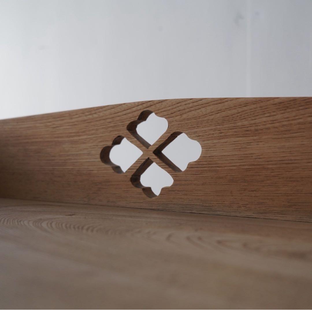 引き出しのついた木製棚