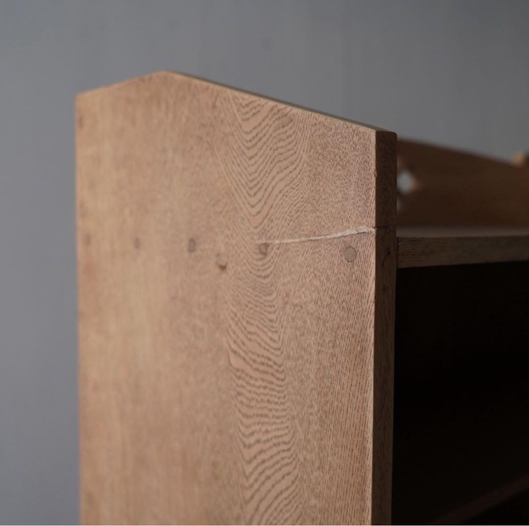 引き出しのついた木製棚