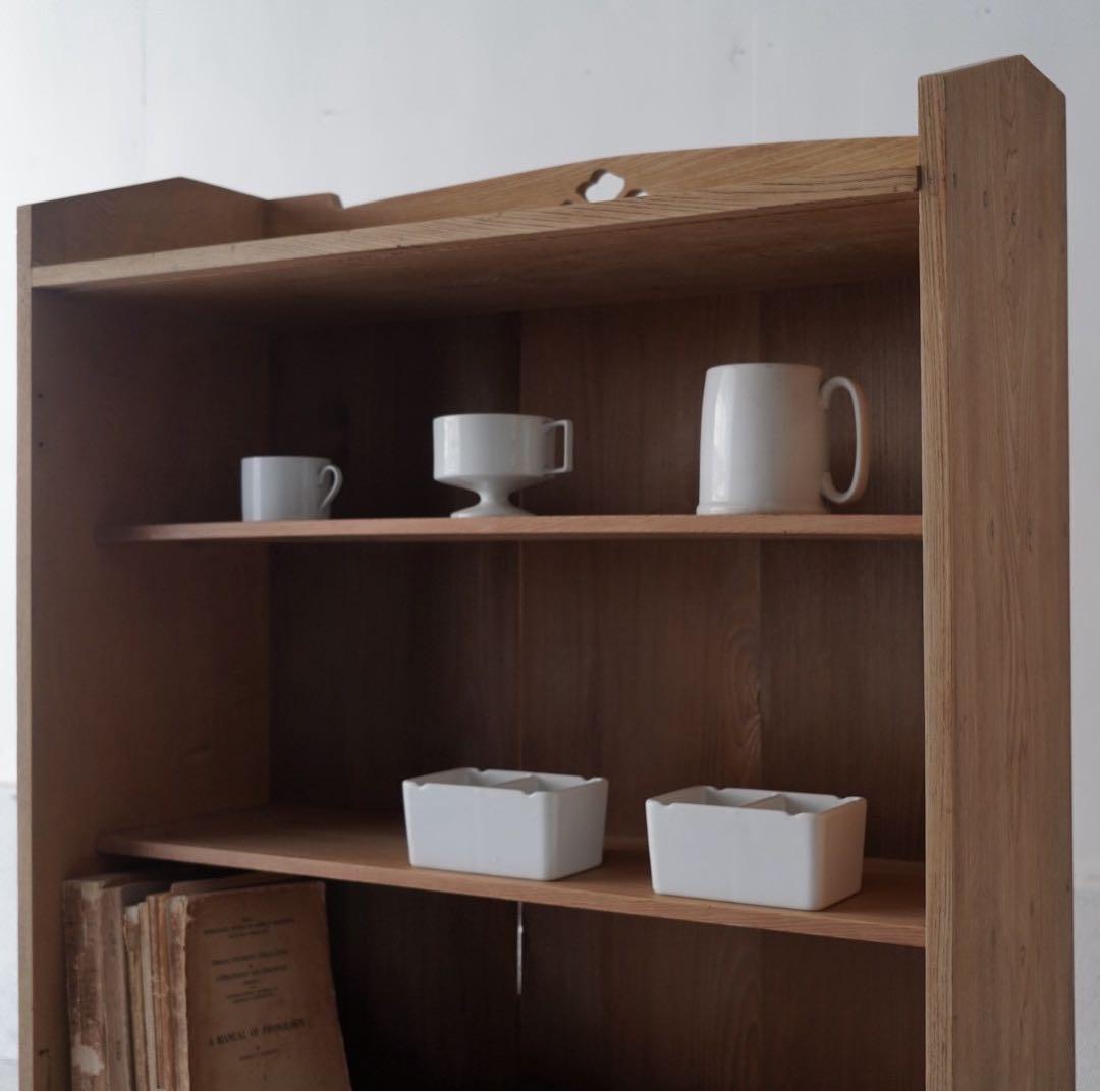 引き出しのついた木製棚