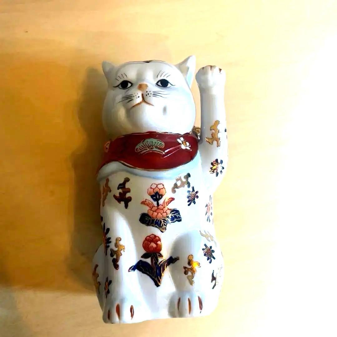 伊万里焼き招き猫 左手あげ　商売繁盛.良縁　陶器製 置物 花柄 唐草