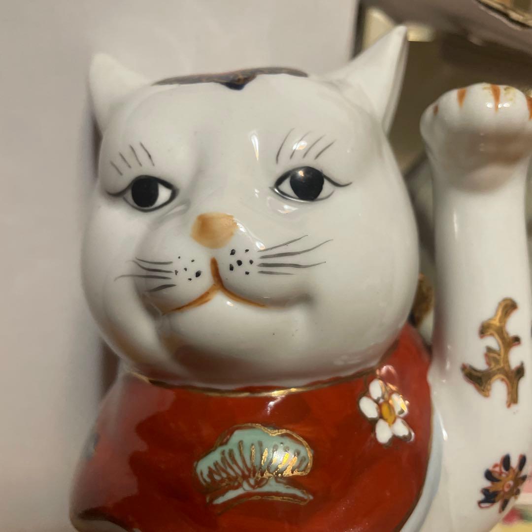 伊万里焼き招き猫 左手あげ　商売繁盛.良縁　陶器製 置物 花柄 唐草