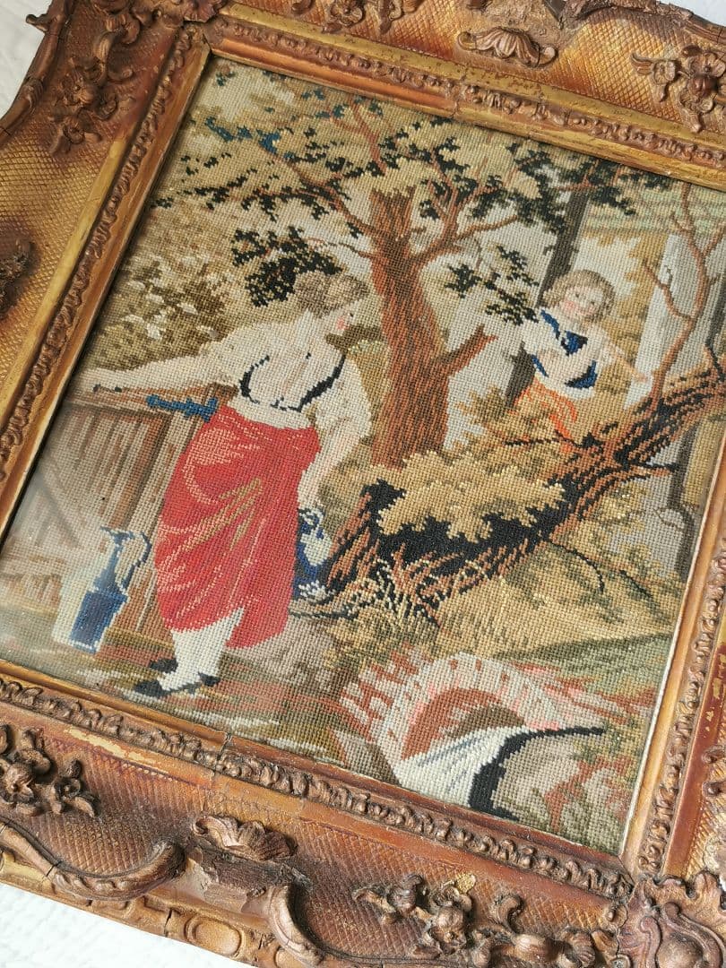 アンティーク 水を汲む女性 ラッパを吹く少年 プチポワン彫刻額装 ガラスフレーム