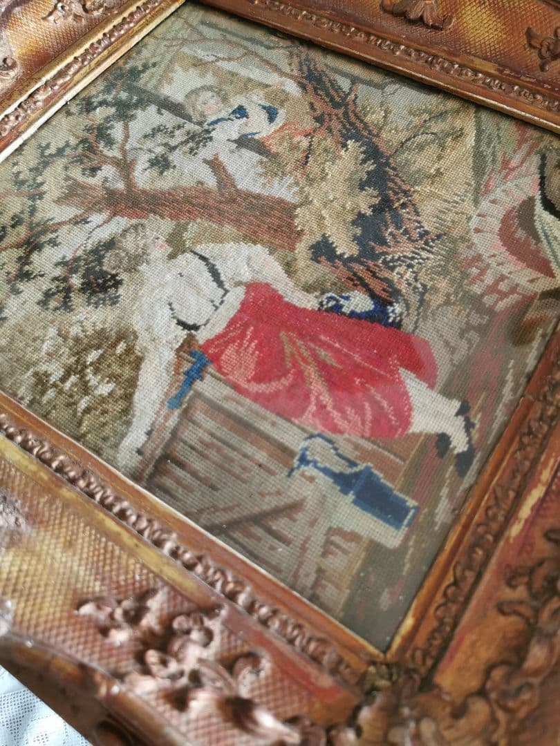 アンティーク 水を汲む女性 ラッパを吹く少年 プチポワン彫刻額装 ガラスフレーム