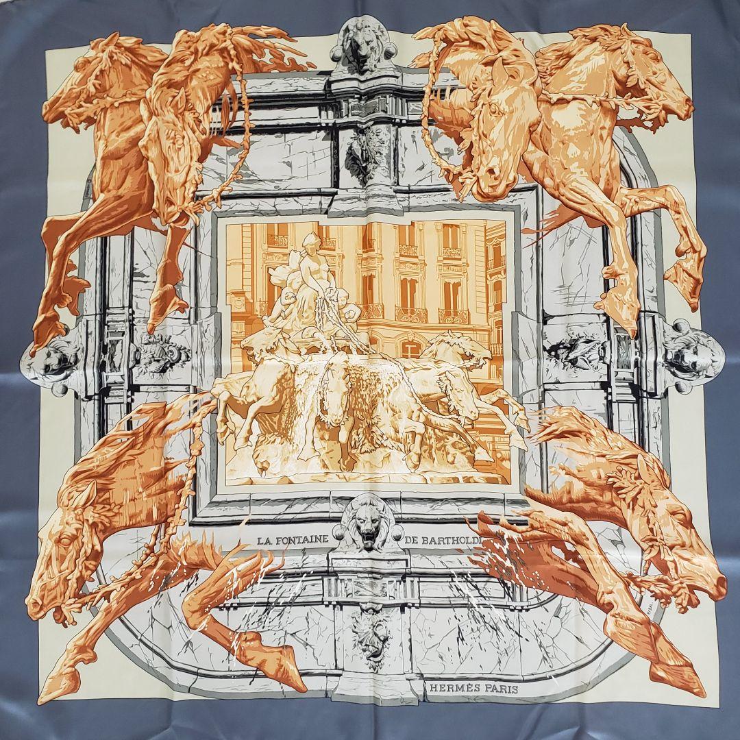 【極美品】HERMES　カレ90 ～バルトルディの泉～ グレイッシュブルー