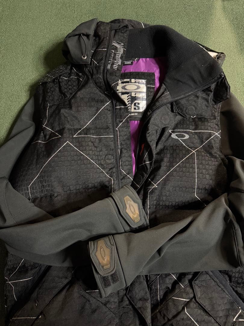 オークリー スノーボードウェア ブラック/パープル USのSサイズ