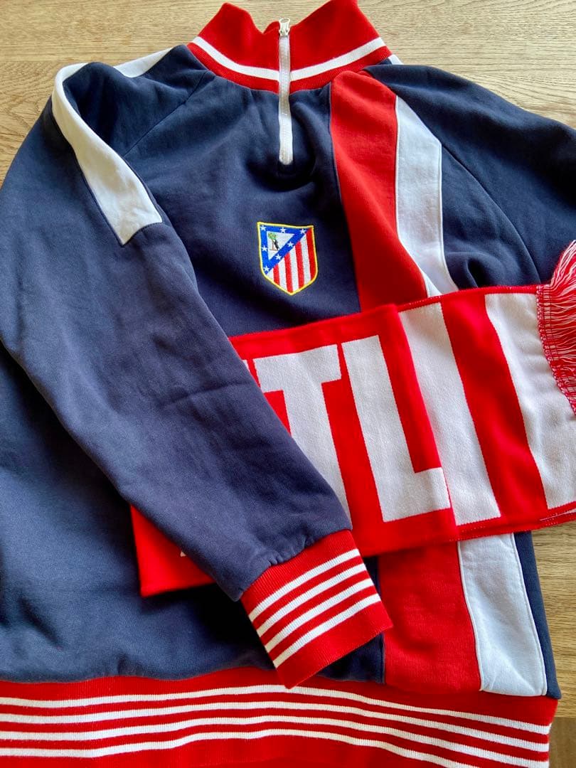 アトレティコ•マドリード　レトロスウェット(M)、マフラーセット