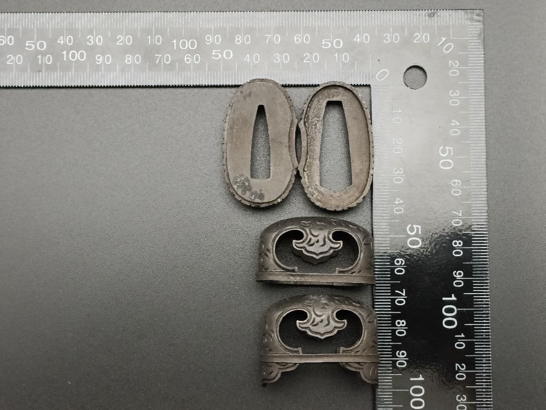 日本刀装具　合口拵え　唐草の図　縁頭　鯉口鐺　銅地　黒色　金工　金具　日本刀拵