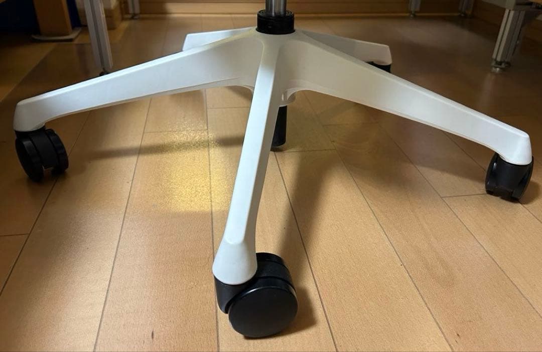 オカムラ　シルフィー　ライトグレー