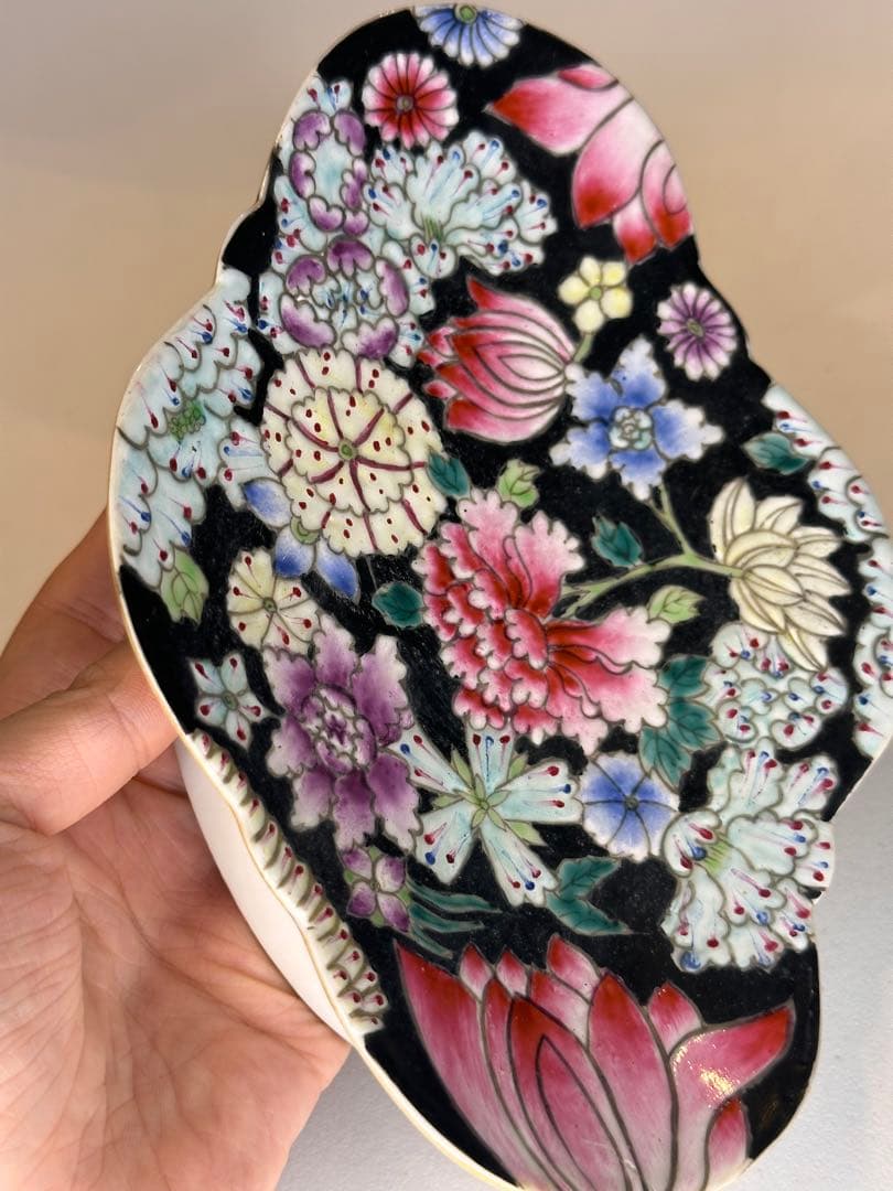 大清同治年製 底款 黒地 百花不落地 彩絵 雲形 高台 皿 古董品 古い陶磁