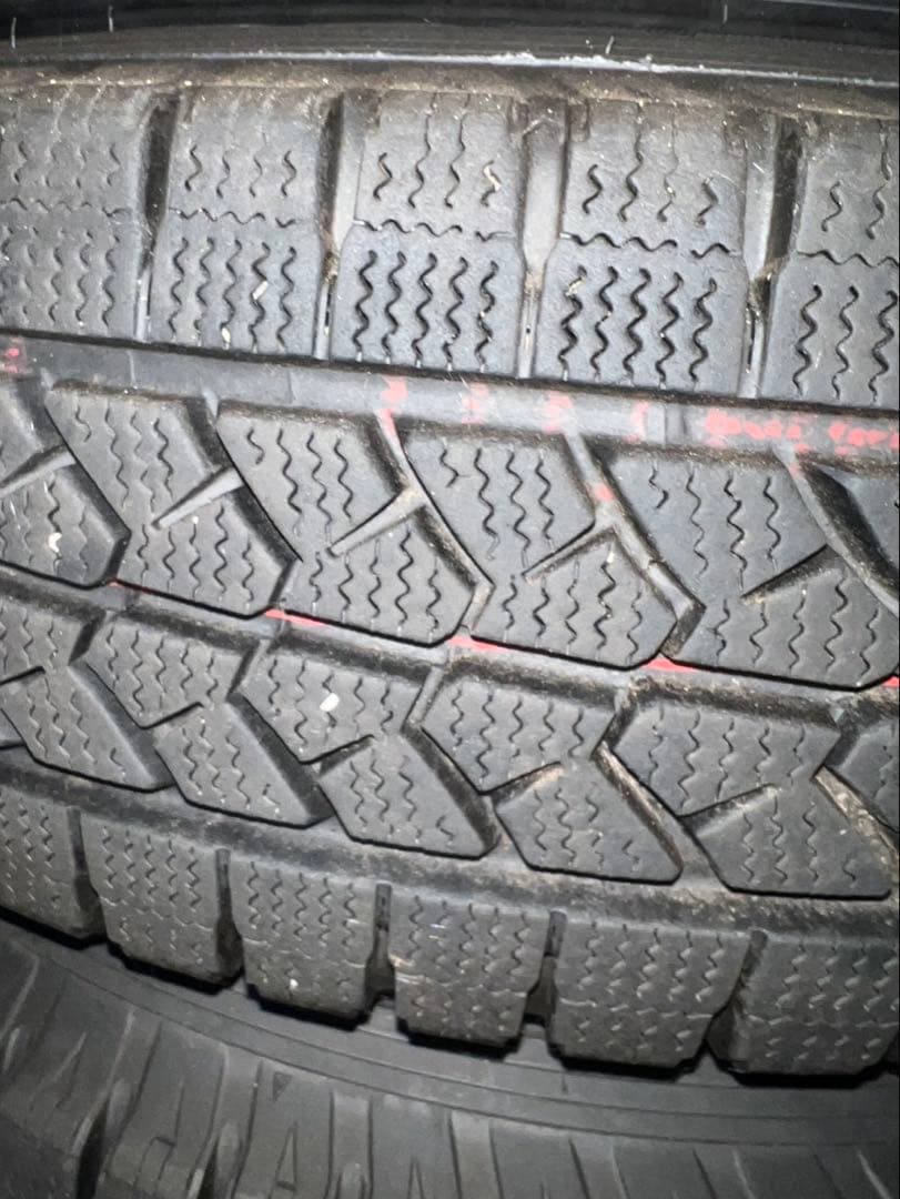 ハイエース　スタッドレスタイヤ　15インチ ④