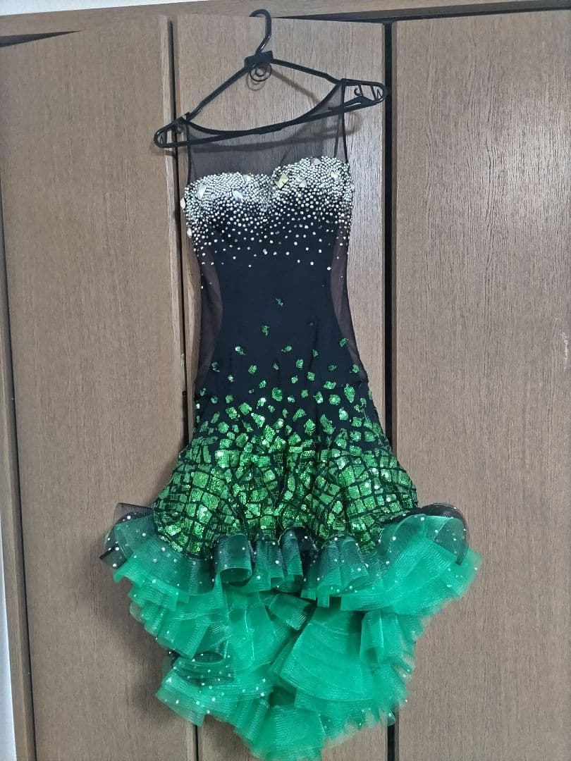 【期間限定値下げ・パソスカート有り】黒と緑のエレガントなラテンドレス