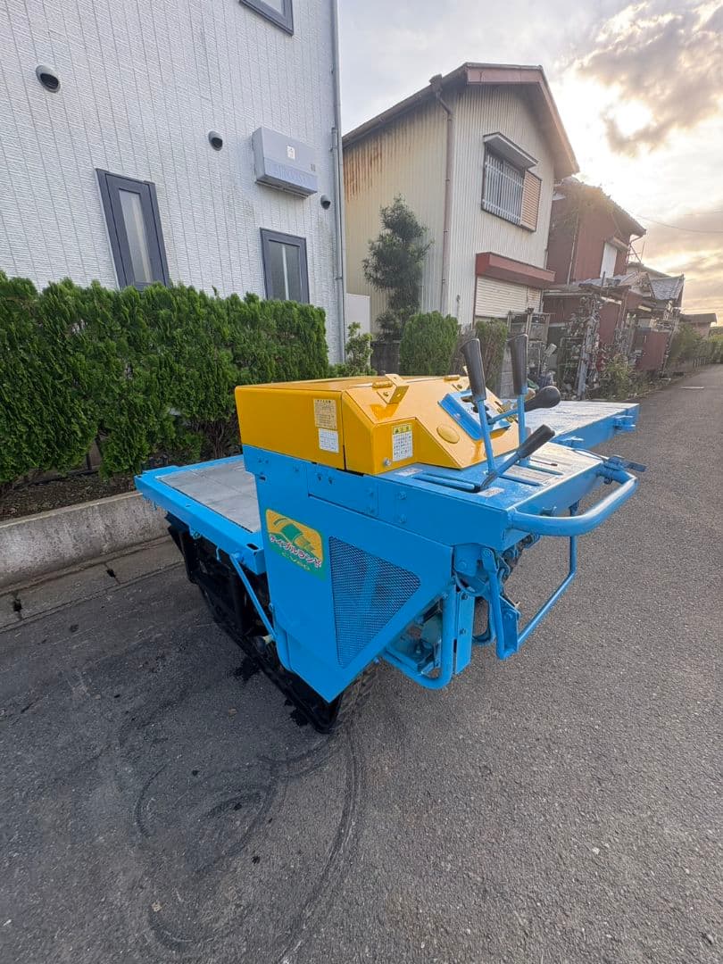 筑水キャニコムCV60テイブルランド高床式クローラー運搬車 油圧を上げ下げする
