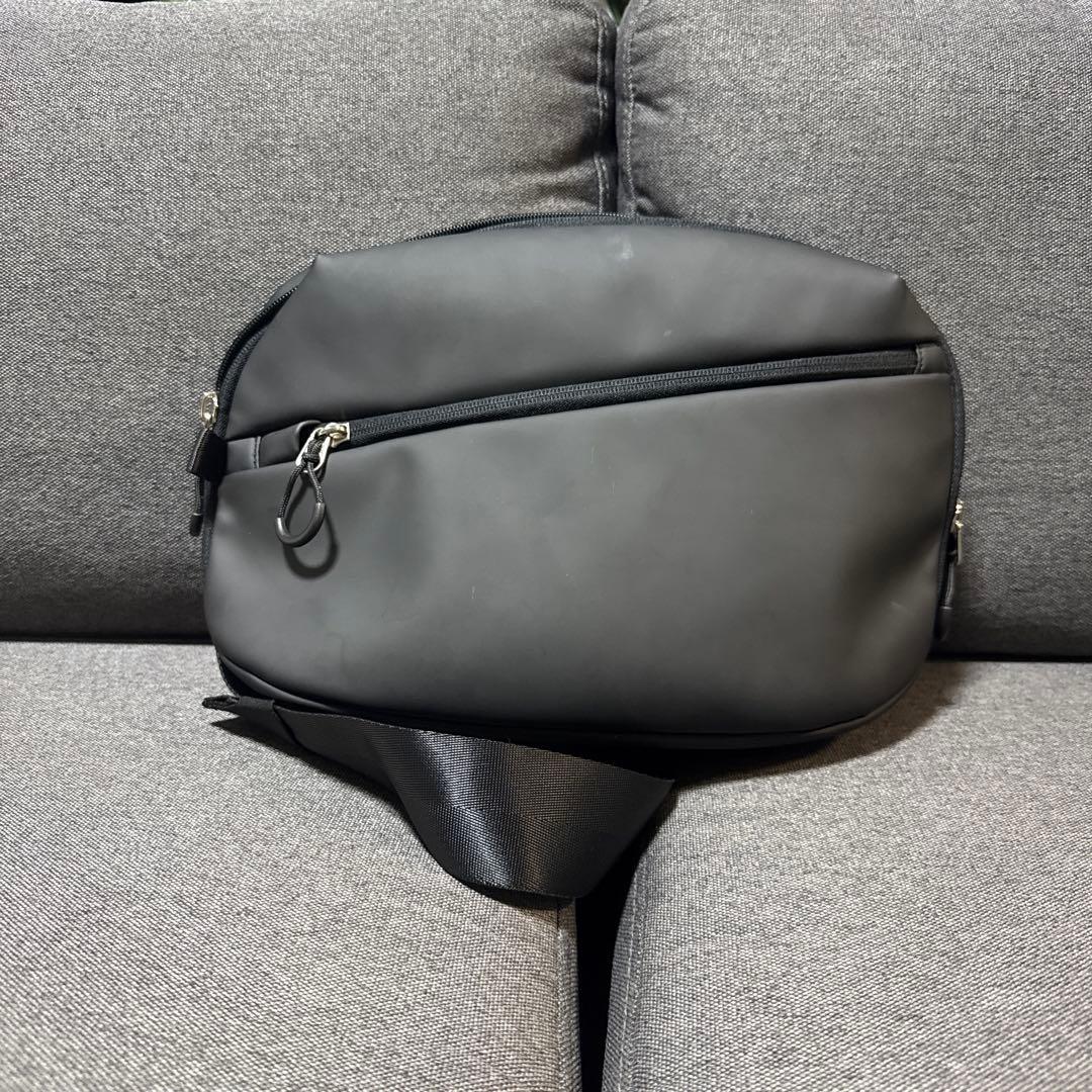 Y-Tag ブラック ボディバッグ　カメラバッグ