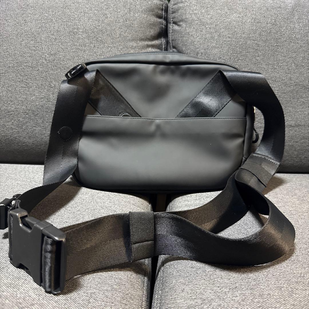 Y-Tag ブラック ボディバッグ　カメラバッグ